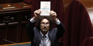 Danilo Toninelli mostra una scheda con scritto ''onestà'' durante la seduta comune del Parlamento per l'elezione di due giudici della Corte Costituzionale alla Camera, Roma, 30 settembre 2014. ANSA/GIUSEPPE LAMI
