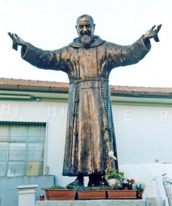 statua_padre_pio_benedicente