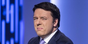 Il presidente del Consiglio Matteo Renzi durante la trasmissione di La7 "Otto e Mezzo", condotta da Lilli Gruber, Roma, 27 ottobre 2014.  ANSA/ANGELO CARCONI
