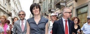 Il nuovo Sindaco di Torino Chiara Appendino in Via Garbiladi si reca alla cerimonia di insediamento presso la sala Rossa del Comune , Torino, 30 giugno 2016 ANSA/ ALESSANDRO DI MARCO